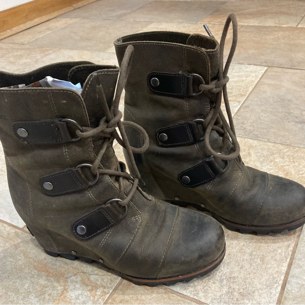 Stylish Sorel Lace-Up Wedge Boots